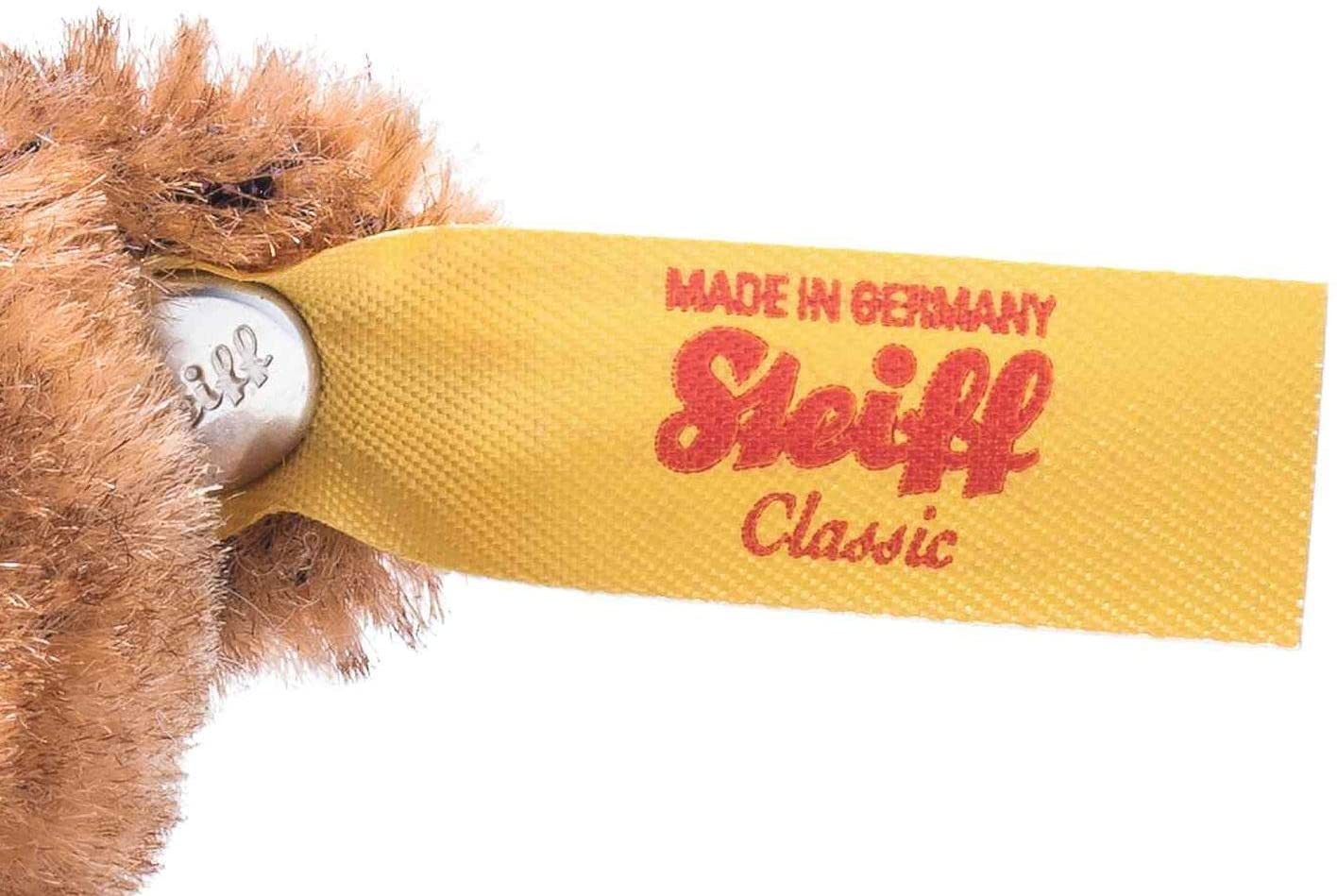 Mini Teddybär - 9 cm - Sammlerstück – Geschenk - braun Mit unserem Mini Teddybär verschenkt man einen besonderen Bären. Er ist aus den feinsten Materialien gefertigt und ein richtiges Schmuckstück. Die Details des kleinen Teddybären zeigen das wir unsere Tiere mit Liebe fertigen. Steckbrief Mini Teddybär - Größe 9 x 7 x 4,5 cm - Fell: aus feinstem Mohair - Farbe: braun – abwaschbar Steiff Qualitätsversprechen Die Margarete Steiff GmbH ist die weltweit bekannteste Spielzeug- und Plüschtierherstellerin und steht für höchste Qualität seit 1880. Der Leitgedanke unser Firmengründerin Margarete Steiff „Für Kinder ist nur das Beste gut genug“ ist unsere Firmenphilosophie und prägt unsere Arbeit sowie jedes unserer Produkte. Alle unsere Tiere werden von Hand genäht und sind somit einzigartig. Jedes original Steiff Tier trägt voller Stolz den Steiff „Knopf im Ohr“ und zusätzlich als weiteres Erkennungszeichen ein Ohrfähnchen. Das ist der Beweis, dass es aus unserem Hause stammt. Steiff Tiere - nur echt mit dem Steiff „Knopf im Ohr“. Wir wünschen viel Vergnügen mit dem neuen Plüschtier - Ihr Steiff-Team