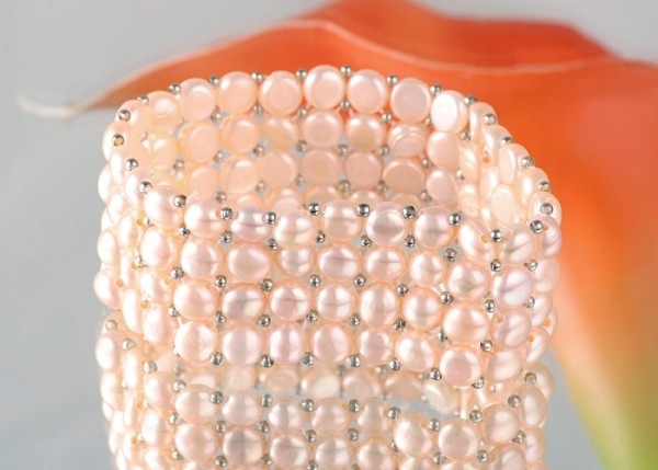 4-Reihig Zucht-Perlen-Armband Süsswasserzuchtperlen Lachsfarben mit silberfarbenen Kugeln Zuchtperle
