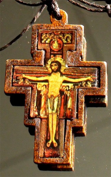 Holzkreuz Motiv Kreuzigung an Lederband Oberammergau