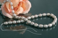 P022 Echter Süßwasser-Perlen-Strang barock 7-8mm 38cm lang offen silbergrau P022 Echter Süßwasser-Perlen-Strang barock 7-8mm 38cm lang offen silbergrau