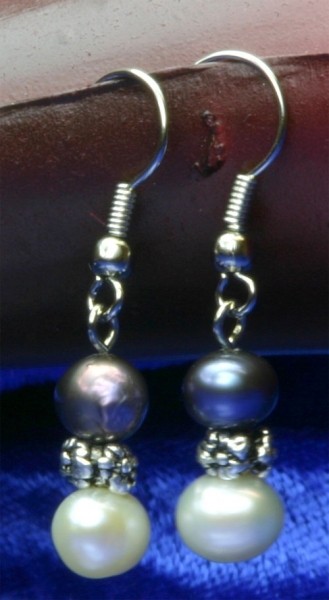 Süßwasser Zucht-Perlen-Ohrringe weiss und violett ca. 6-7 mm