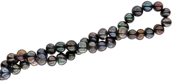 Der ca. 37cm lange Perlenstrang besteht aus 8-9mm rundlichen Tahiti Black Violett farbenen Perlen, die betörend schimmern und einen Durchmesser von ca. 8-9 mm aufweisen. 